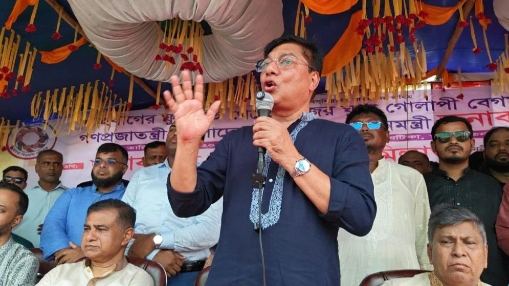 শেখ হাসিনা কালকেই আসুক, হাতকড়া দিয়ে রিসিভ করব: বিমানমন্ত্রী